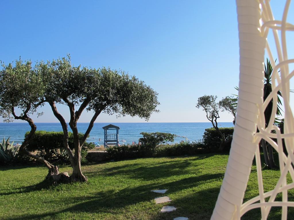 Seafront Calista Beach House With Garden Glifada Esterno foto