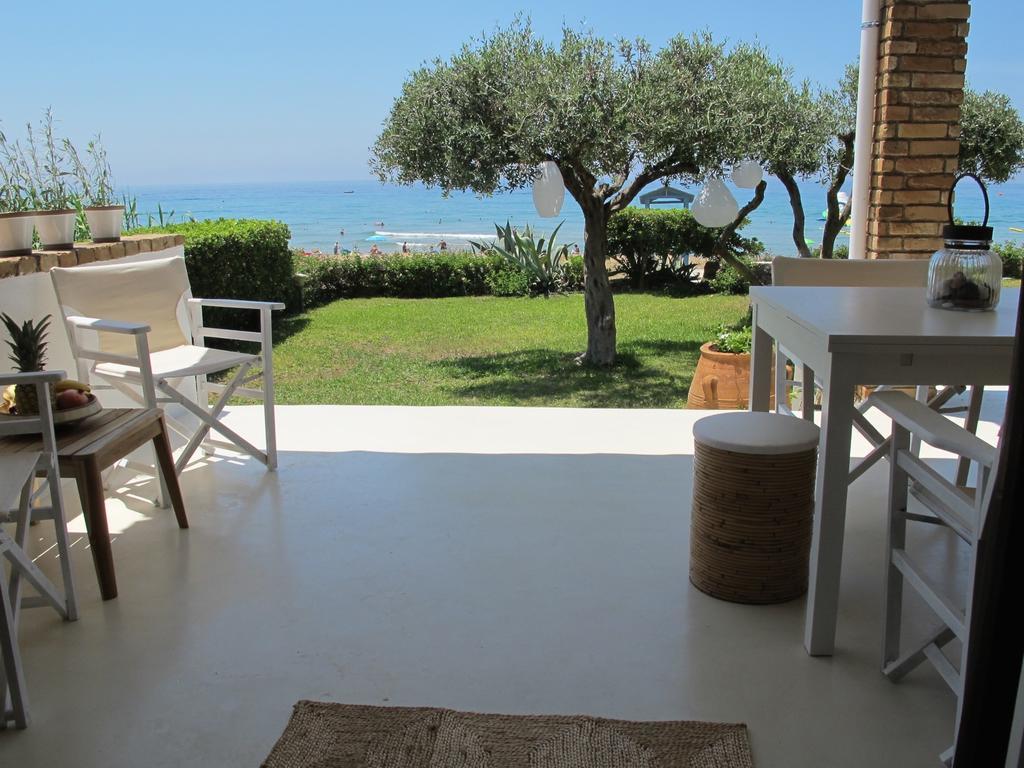 Seafront Calista Beach House With Garden Glifada Esterno foto