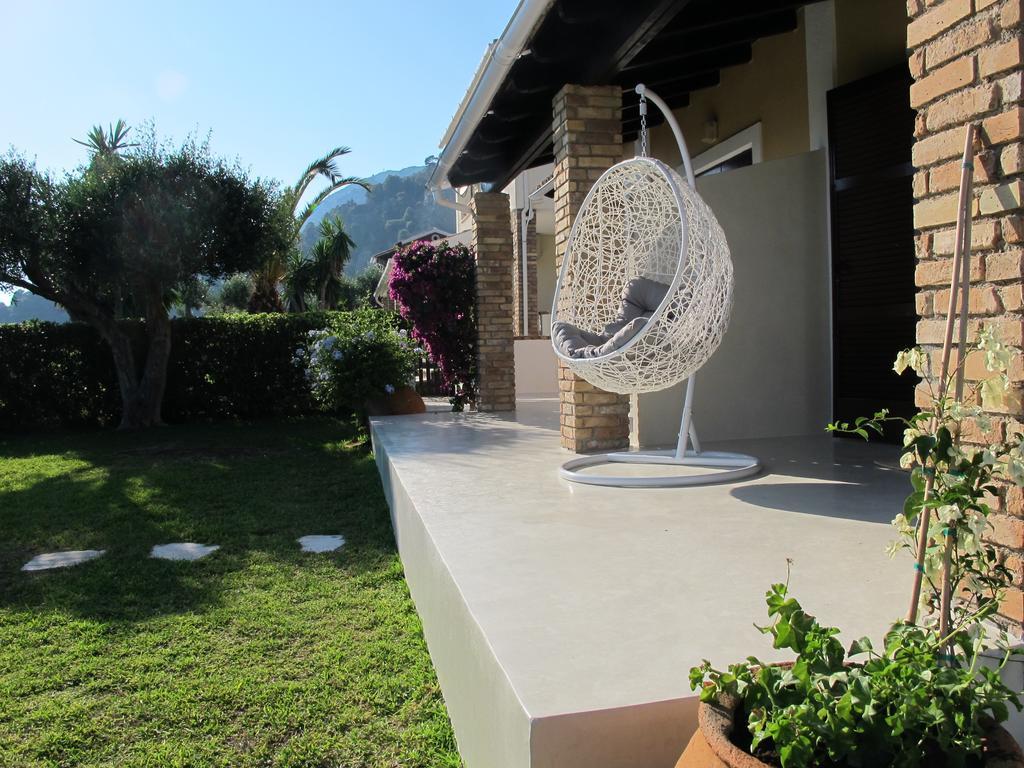 Seafront Calista Beach House With Garden Glifada Esterno foto